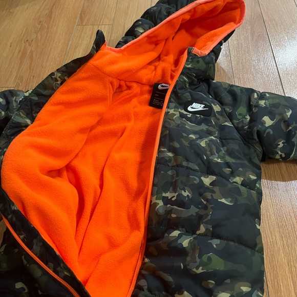 Size 18 Month boy snow suit. Hands and feet have flaps - Picture 4 of 6